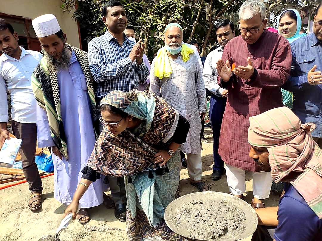ঝিনাইদহে নারীদের জন্য গণশৌচাগার নির্মাণ: উদ্বোধন করলেন জেলা প্রশাসক
