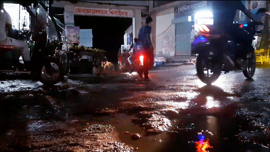 ঝিনাইদহ সদর হাসপাতালে আসতে যেতে ভাঙা রাস্তায় দূর্ভোগে পড়ছে রোগী-স্বজনরা